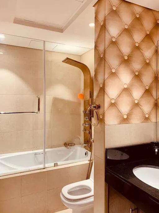 Luxurious Pool View Apt In Downtown Dubai Apartment
