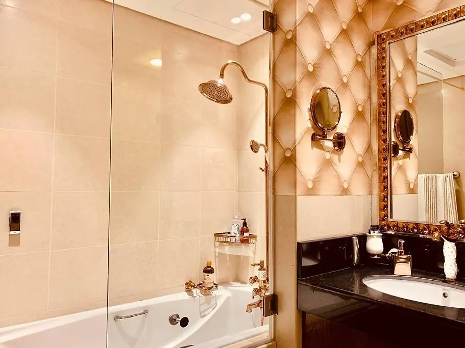 Luxurious Pool View Apt In Downtown Dubai Apartment