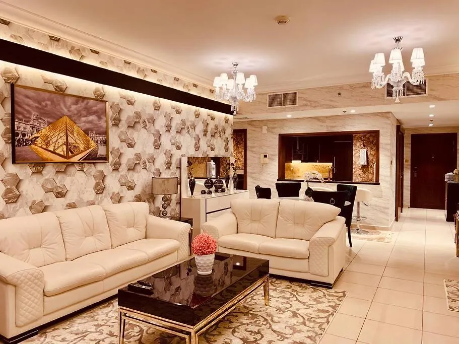 Luxurious Pool View Apt In Downtown Dubai Apartment